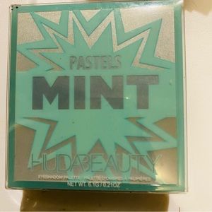 HUDA BEAUTY Pastels Palette in MINT